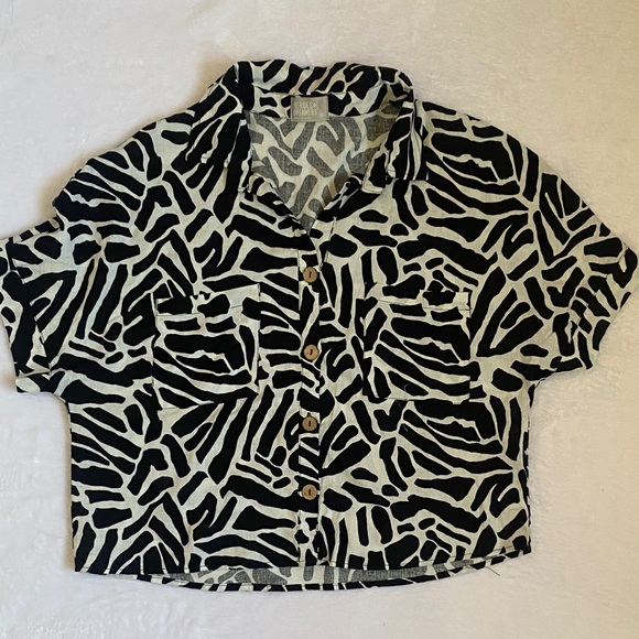 Stylish Black and White Zebra Print Button-Down Shirt - Picture 4 of 8